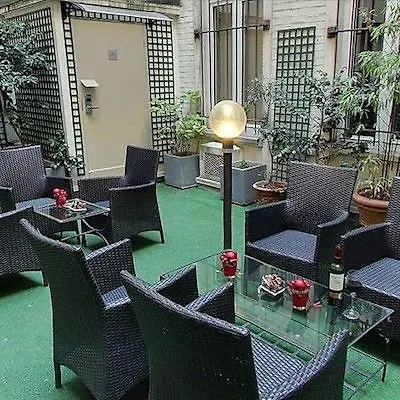 Margaux Opera Montmartre Paris